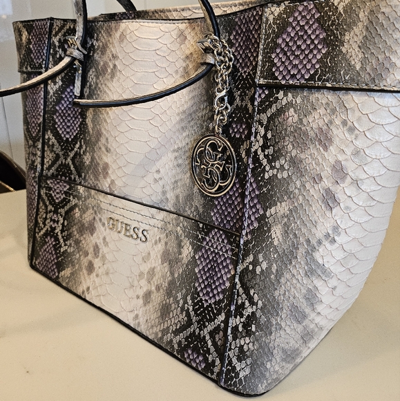 Guess Delaney tote - Picture 2 of 4